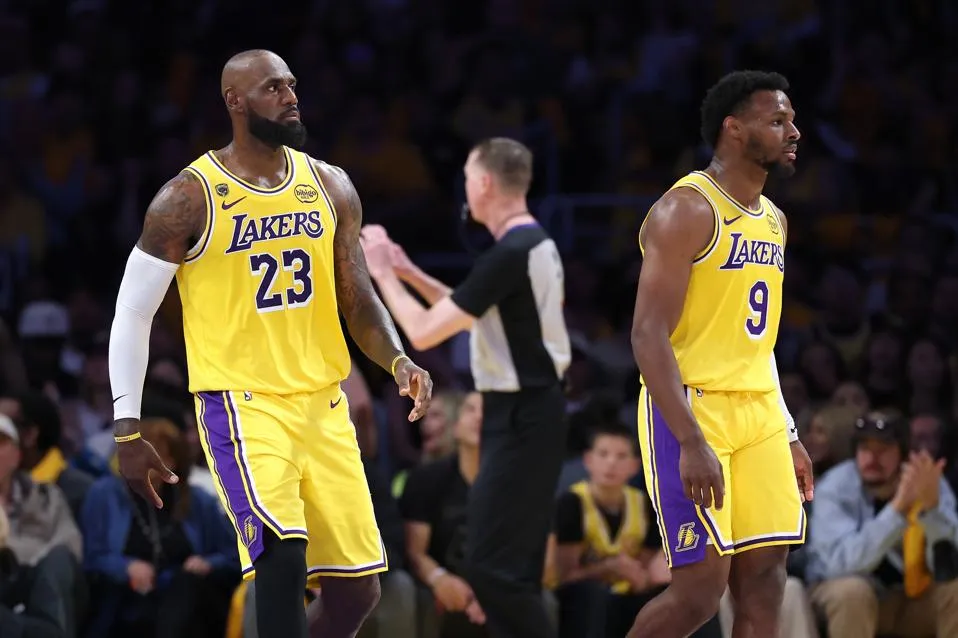 บันทึกประวัติศาสตร์บทใหม่: เมื่อ LeBron James นิยามช่วงเวลาที่ 'บ้าคลั่งที่สุด' ในชีวิตการค้าแข่ง