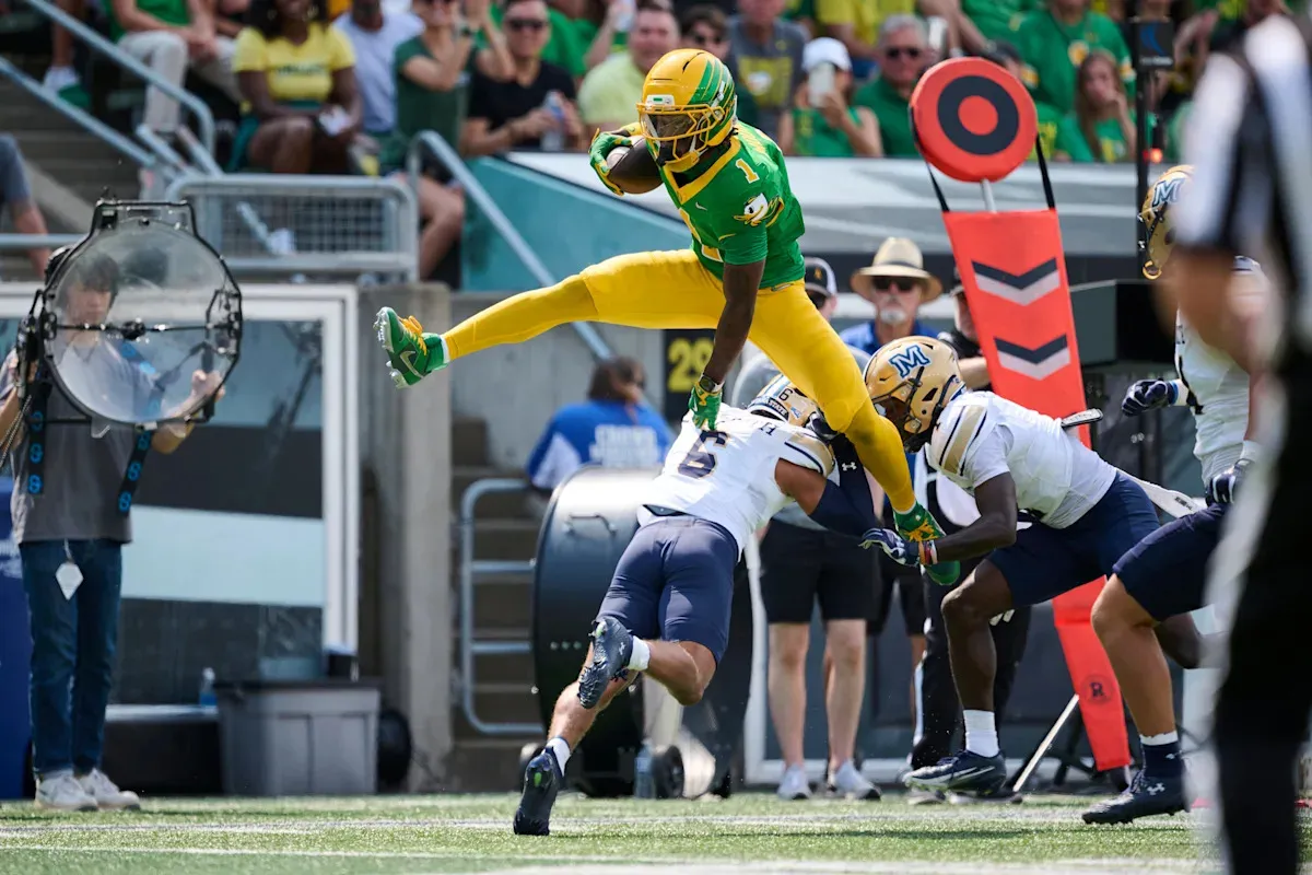 จากสนามหญ้าสู่บ่อทราย! Dakorien Moore เตรียมโชว์ลีลา 'กระโดดไกล' ให้กับ Oregon Ducks