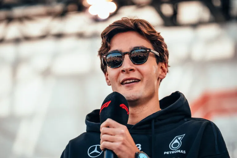 George Russell พาทัวร์สยอง! ควงคุณแม่ซิ่ง Hot Lap ที่ Miami จนยางแตกแตกแตน