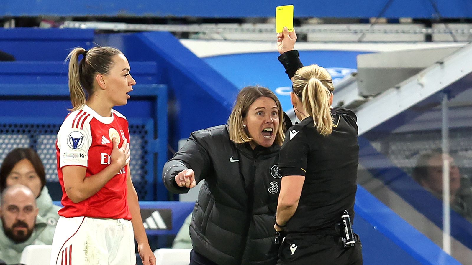 หัวจะปวด! โค้ช Chelsea หัวร้อน VAR ไม่เป่าลูกดึงผม