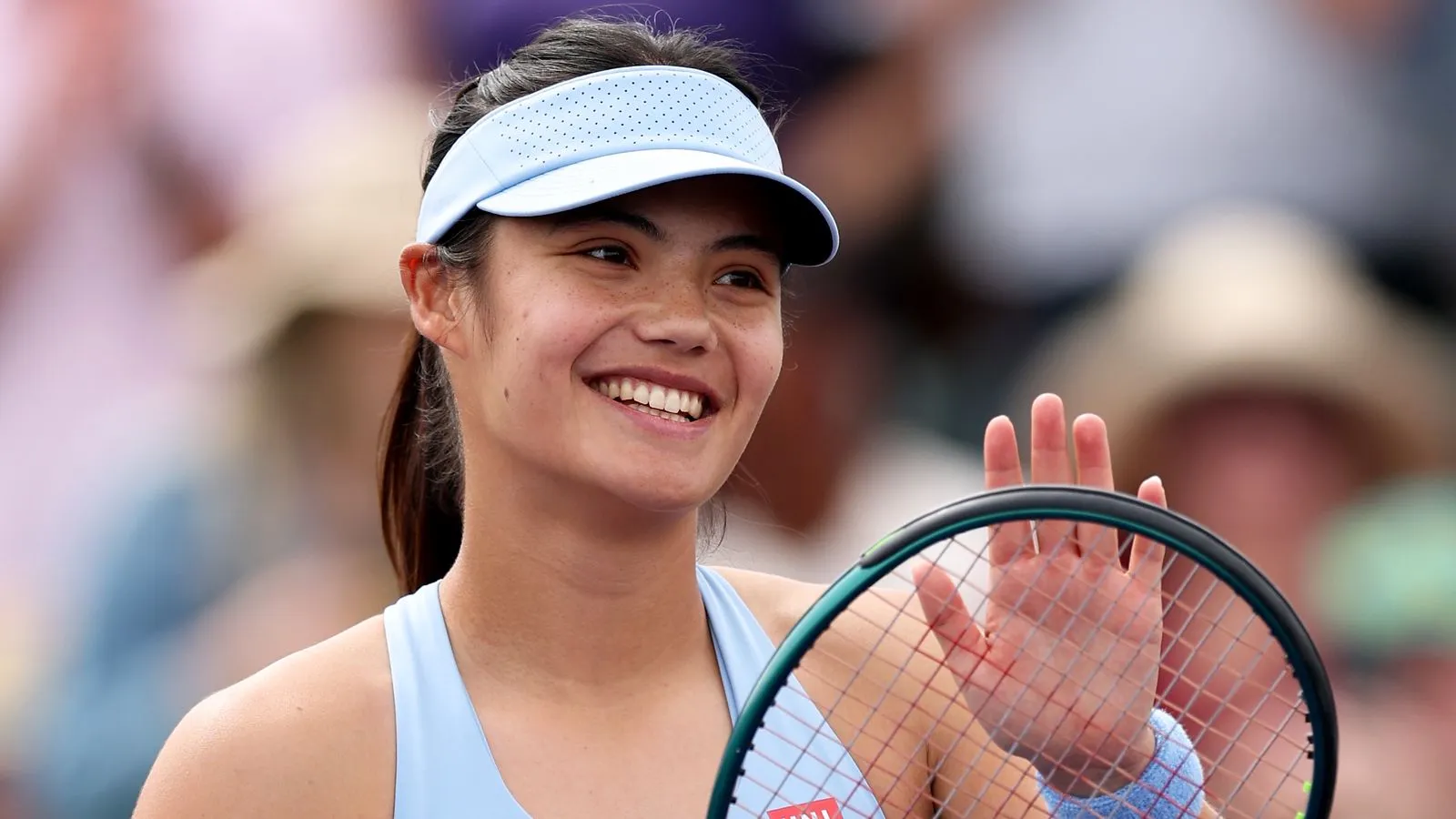 Emma Raducanu: กรงขังของกล้ามเนื้อ หรือ เข็มทิศที่หายไป - เส้นทางสู่จุดสูงสุดของเบอร์ 1 อังกฤษ