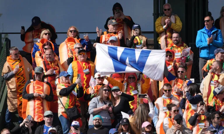 ไส้กรอกอาละวาด: เมื่อฝูงมนุษย์ฮอทดอกยึดอัฒจันทร์ Wrigley Field
