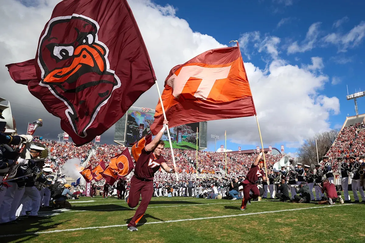 เปิดตัวแบบ ‘สู้ชีวิต’! เกมซ้อม Virginia Tech เลื่อนกระจาย หลังนักโดดร่มพุ่งชนจอ LED เต็มรัก