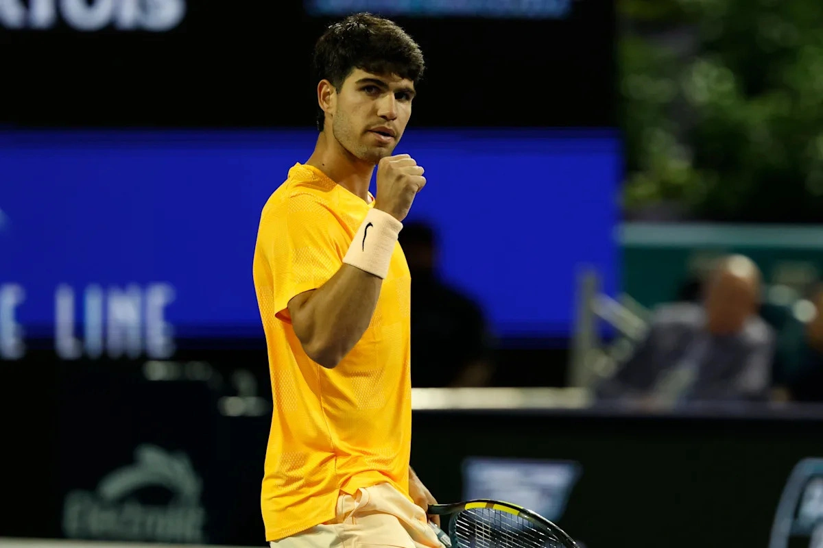 เสียงกรีดร้องของเส้นเอ็นที่ขาดหาย: Carlos Alcaraz กับการจำนนต่อสังเวียนหญ้าใน Wimbledon