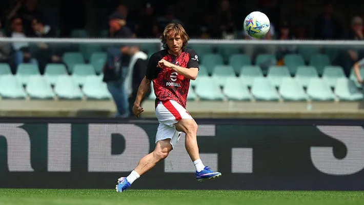 ส่องไลน์อัพนัดตบเด็ก? HELLAS VERONA ปะทะ AC MILAN: รายชื่อมาแล้วจ้า ใครตัวจริง ใครตัวสำรอง มาดู!