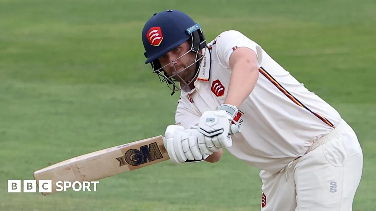 มหากาพย์แห่ง Utilita Bowl: เมื่อ Matt Critchley กรีดกรายไม้คริกเก็ต สยบ Hampshire ให้อยู่แทบเท้า