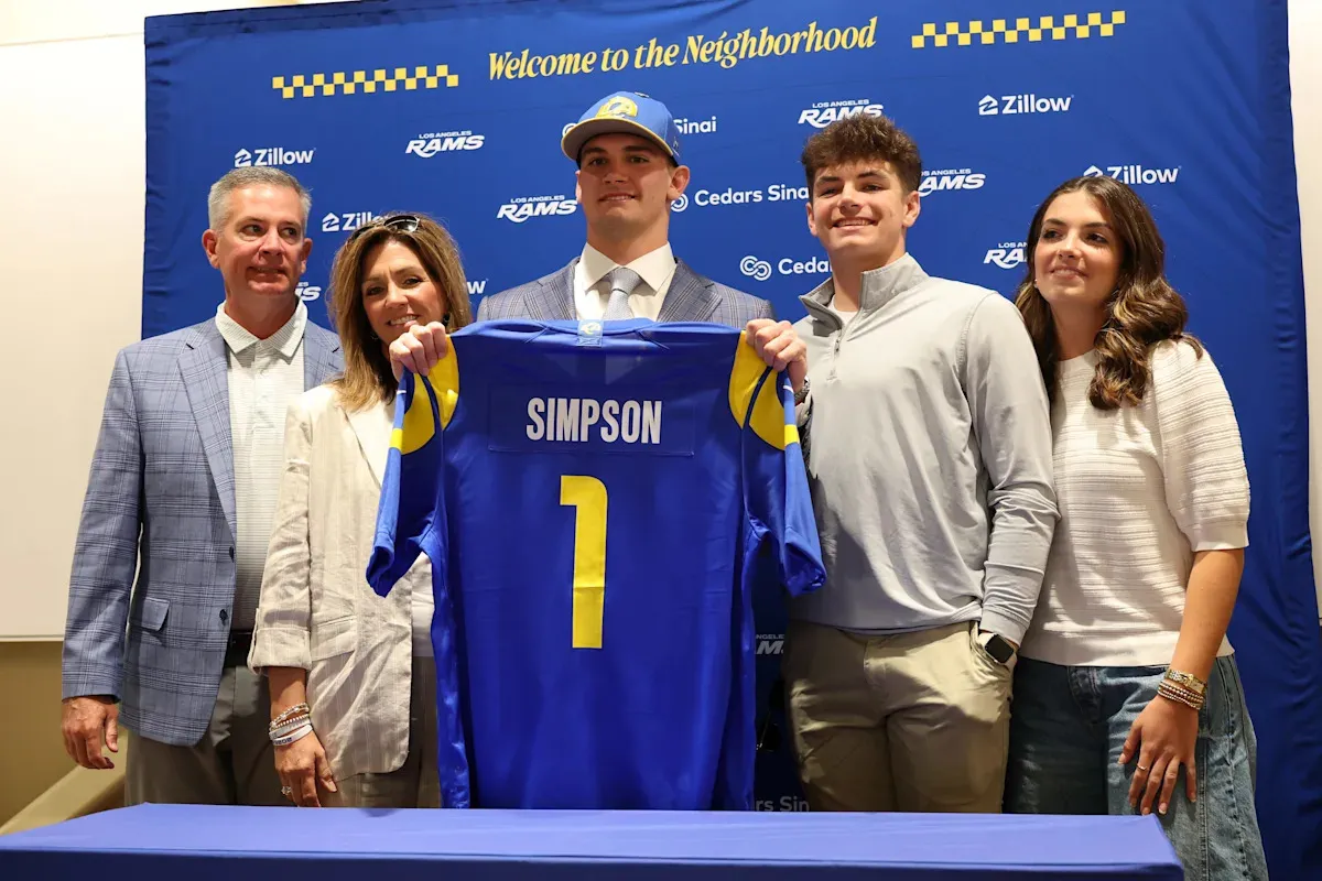 การผลัดใบในสวนสวรรค์: Ty Simpson เตรียมหยั่งรากในผืนดิน Los Angeles Rams ด้วยอาภรณ์หมายเลข 15
