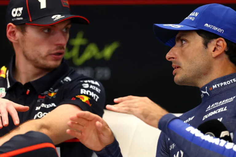 เดือดจัด! Carlos Sainz จวกยับ Max Verstappen หลังเกือบสอยกันร่วงกลางสนาม Miami Grand Prix