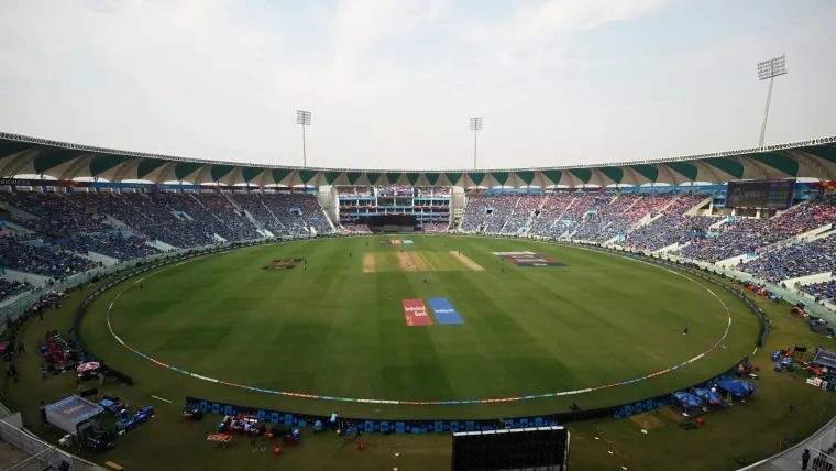 รายงานสนาม Ekana Cricket Stadium ใน IPL 2026: เมื่อโครงสร้างดินเหนียวสีดำกำหนดชะตากรรมของผู้อ่อนแรง
