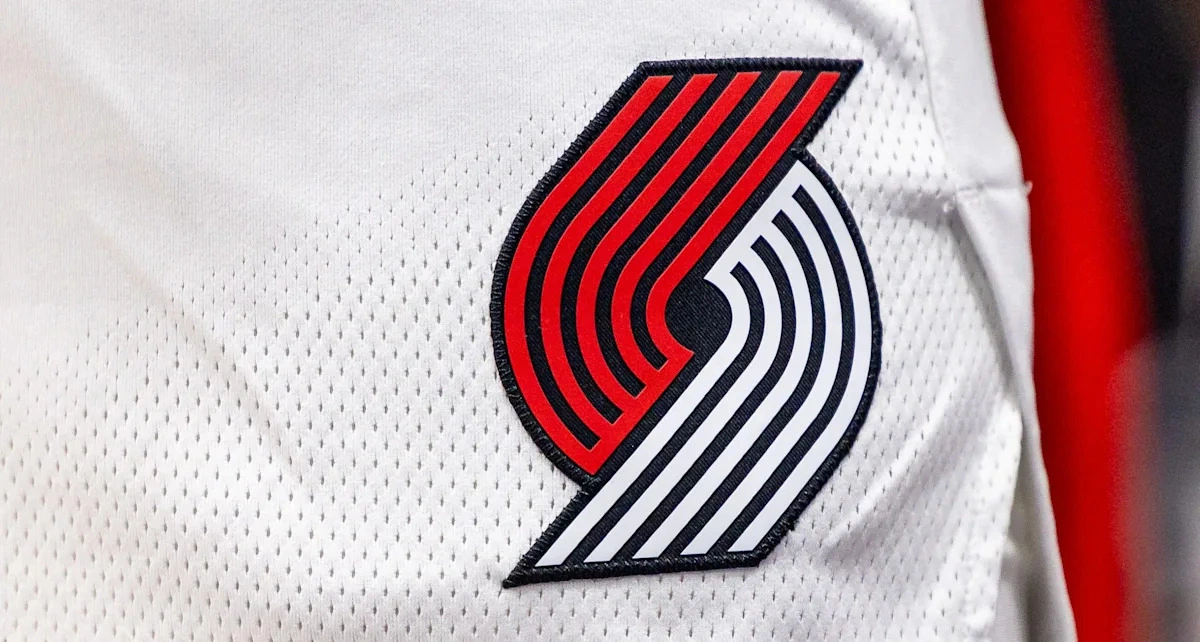 การชำระบัญชีทรัพยากรบุคคล: Portland Trail Blazers ปลด Casey Holdahl ท่ามกลางมาตรการลดหนี้สินหมุนเวียน