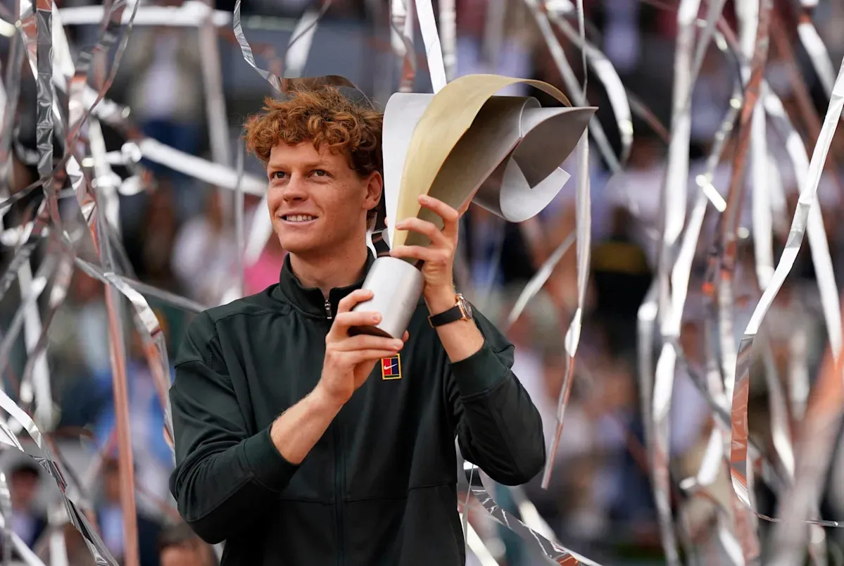 เสียงเพรียกจากนรกสีแดง: Jannik Sinner สยบ Alexander Zverev ผงาดแชมป์ Masters 1000 สมัยที่ 5 ติดต่อกัน