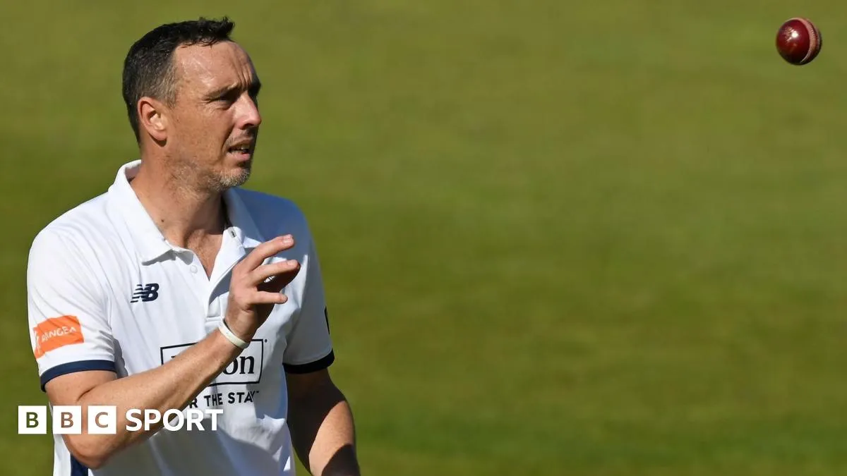 โครงสร้างที่ผุกร่อน: Abbott และ Baker ชำแหละรอยร้าวของ Yorkshire ท่ามกลางสายฝนที่ Headingley