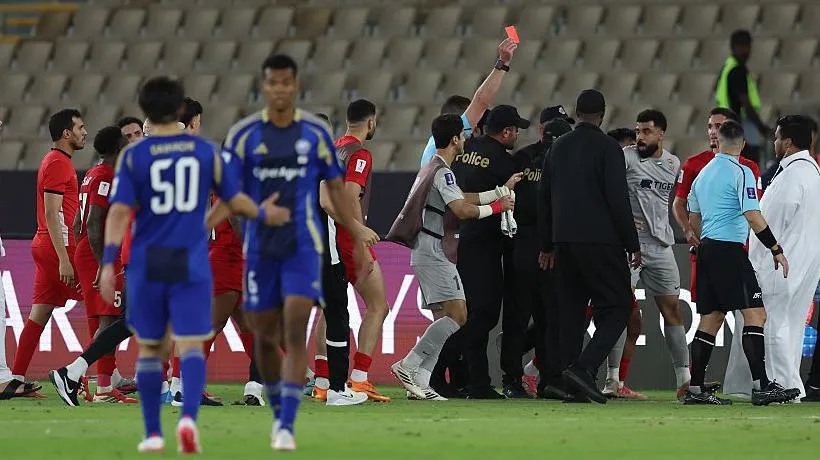 VAR พ่นพิษ! เมื่อฟุตบอลกลายเป็นเศษซาก และผู้ตัดสินต้องพึ่งตำรวจนำทางออกจากสนาม