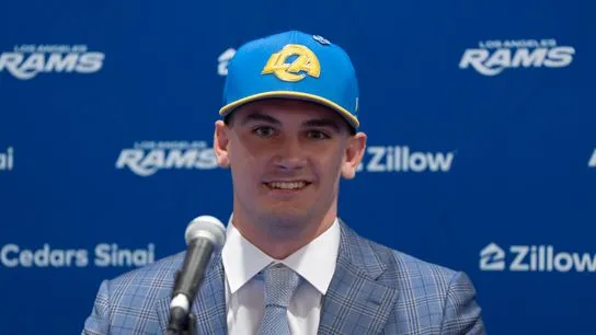 ปฐมบทแห่งจักรกลและศรัทธา: 24 ชั่วโมงแรกของ Ty Simpson ในอาณาจักร Los Angeles Rams