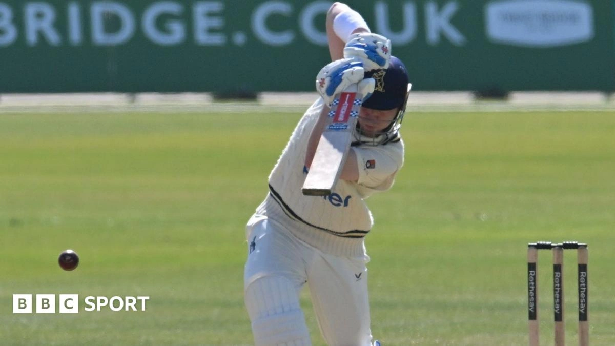 Warwickshire นำ Hampshire ในตารางคะแนน ศึก County Championship ท่ามกลางสายฝน