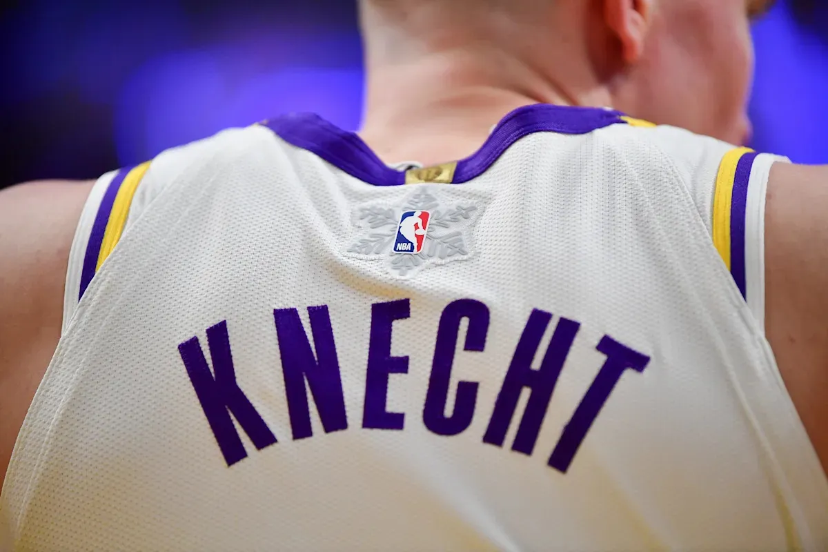 เงาในเงามืด: Dalton Knecht กับรอยแยกที่ม้านั่งสำรองในเกมที่ 2 ระหว่าง Lakers และ Rockets