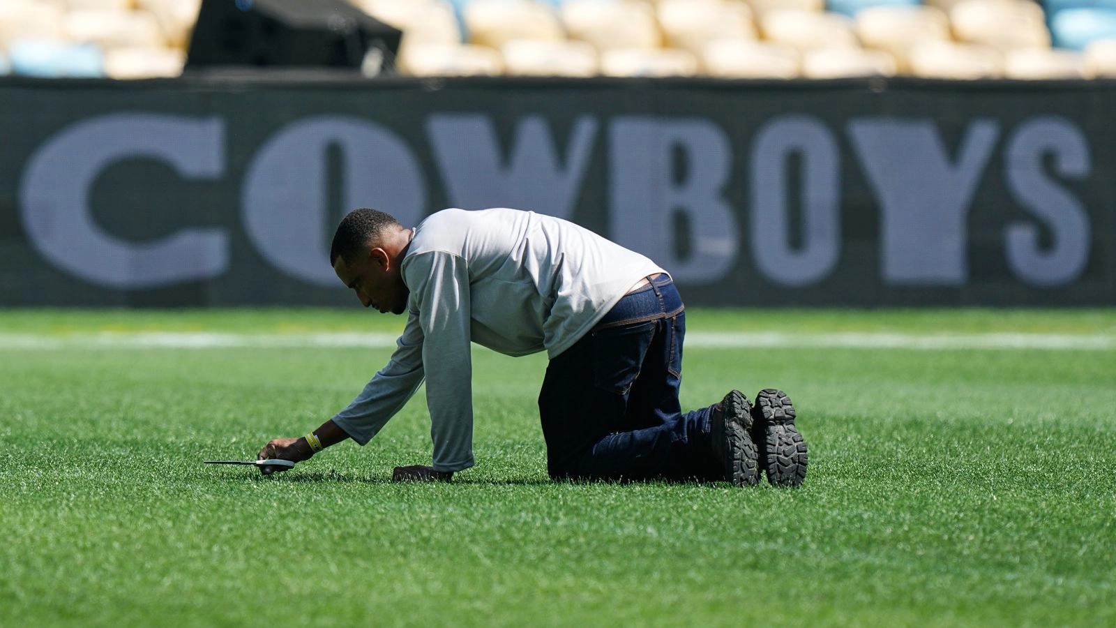 สนาม Maracana เร่งปรับปรุงพื้นหญ้าก่อนเกม Baltimore Ravens vs Dallas Cowboys
