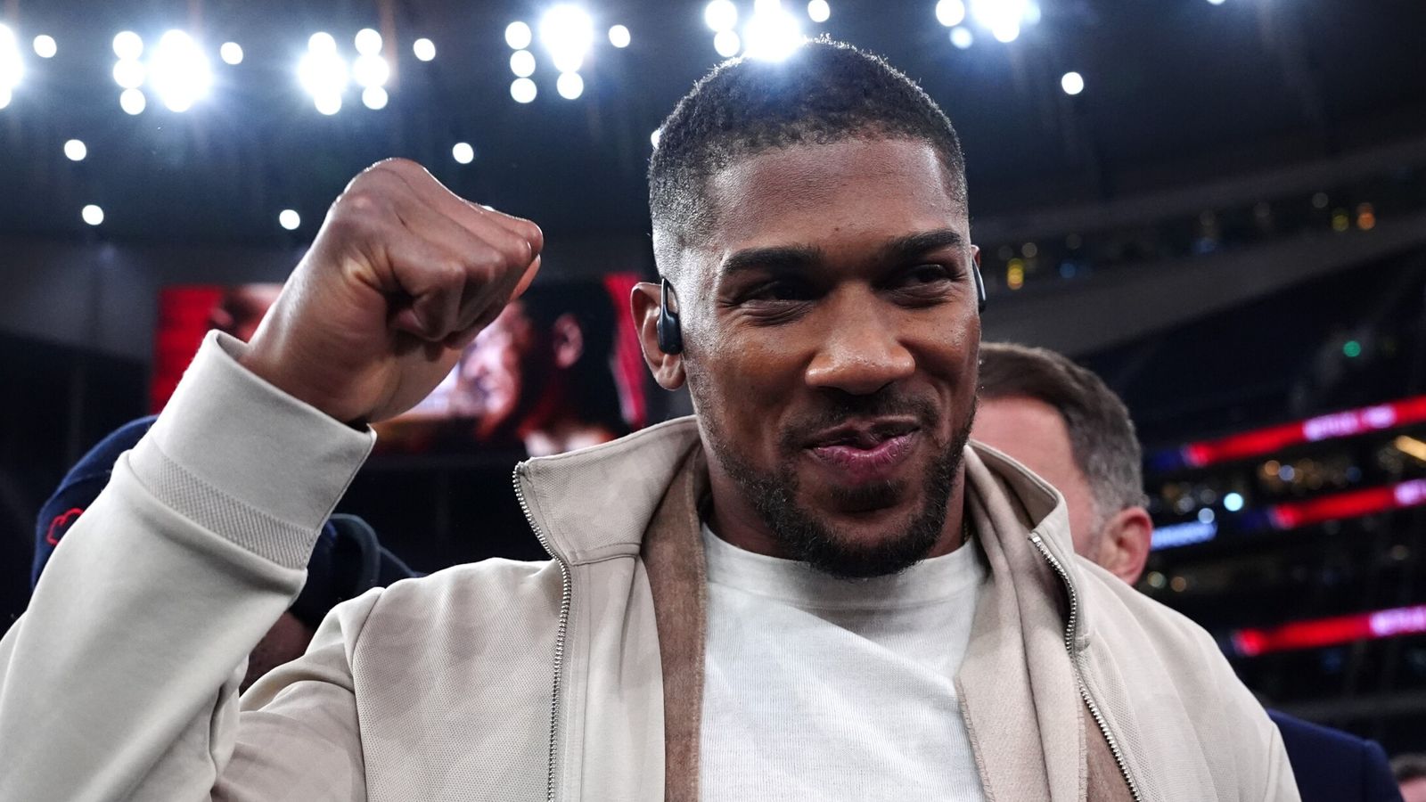 AJ แย่งซีน! บอก Fury อยากชกก็ต่อคิวมาดิ๊