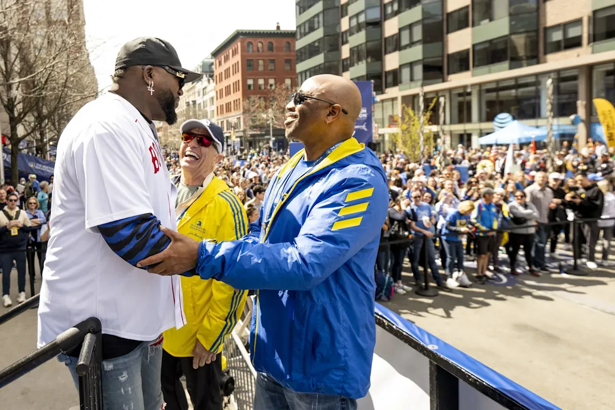 สุขสันต์วัน Marathon Monday: กลิ่นเหงื่อ คราบเกลือ และเสียงคำรามที่ Fenway Park