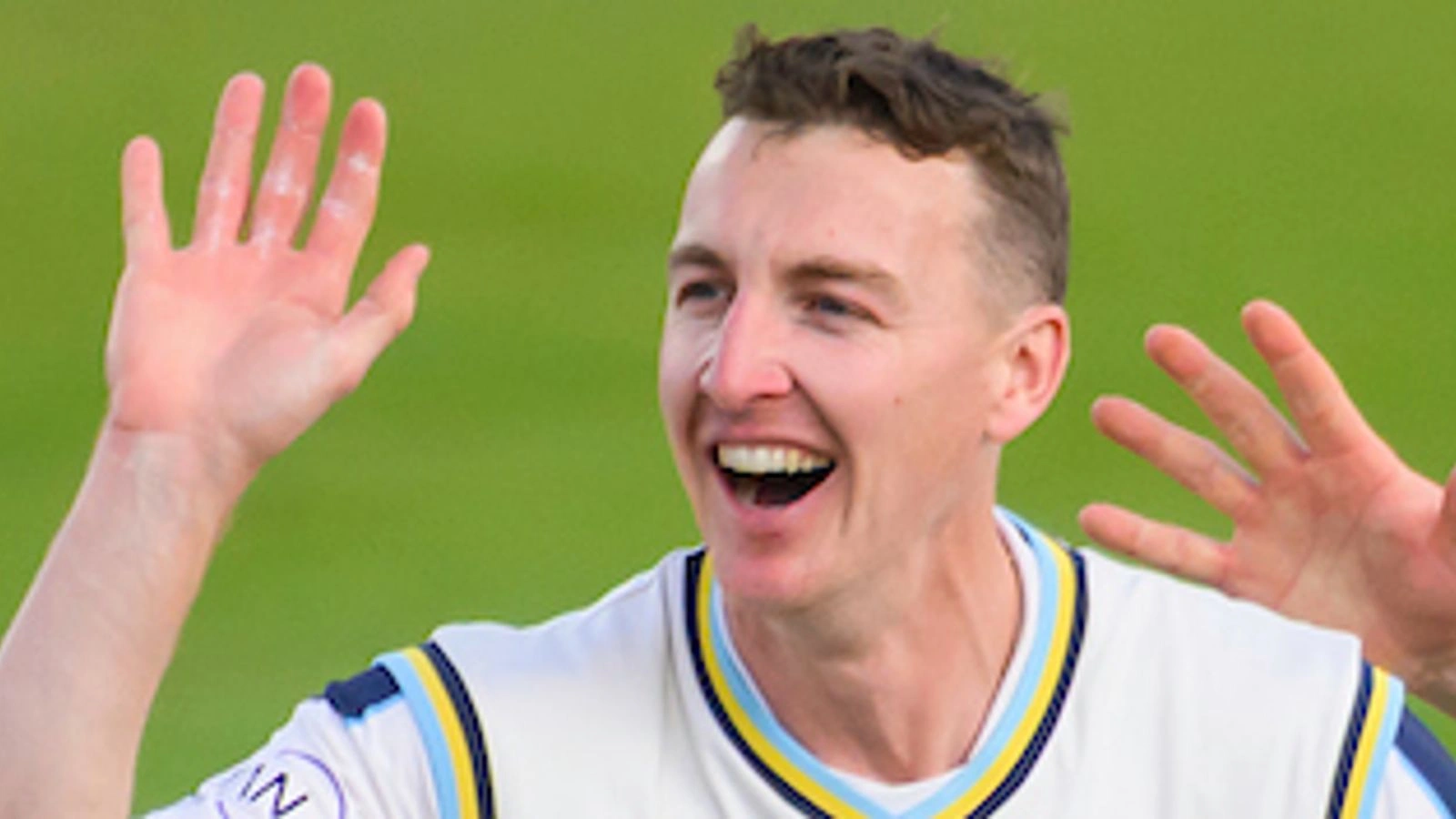 มหากาพย์ที่ Headingley: Harry Brook กับศาสตราวุธสี Rosso Corsa ที่สยบ Surrey จนมุม