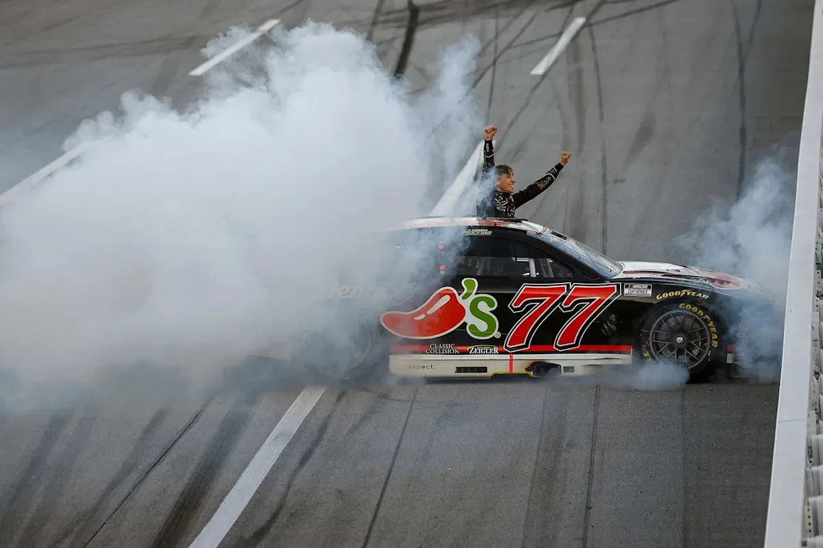 ชัยชนะคราบน้ำมันของ Carson Hocevar: เสียงคำรามที่ Talladega และการฉลองที่เกือบกลายเป็นโศกนาฏกรรม