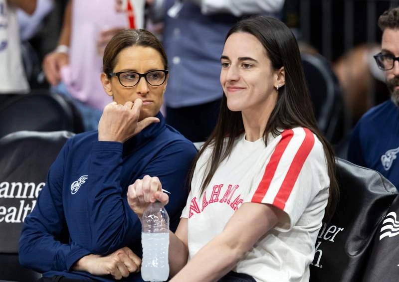 เงื่อนงำในเงามืด: Stephanie White กับคำตอบปริศนาเรื่องอาการบาดเจ็บของ Caitlin Clark ที่ทำเอาแฟนบาสเดือดระอุ