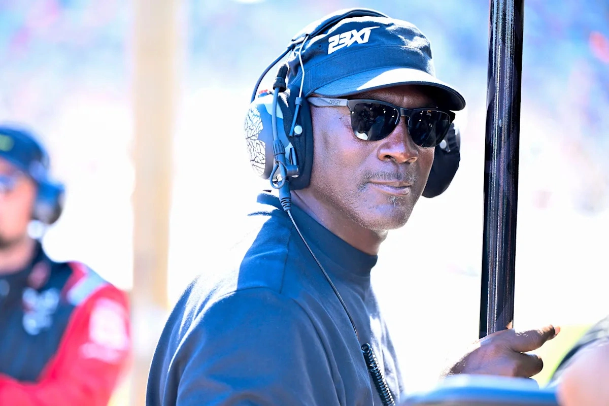 เงาอดีตและคำขอบคุณ: Michael Jordan กับ Steve Kerr ในมุมมืดของโถงโรงแรม