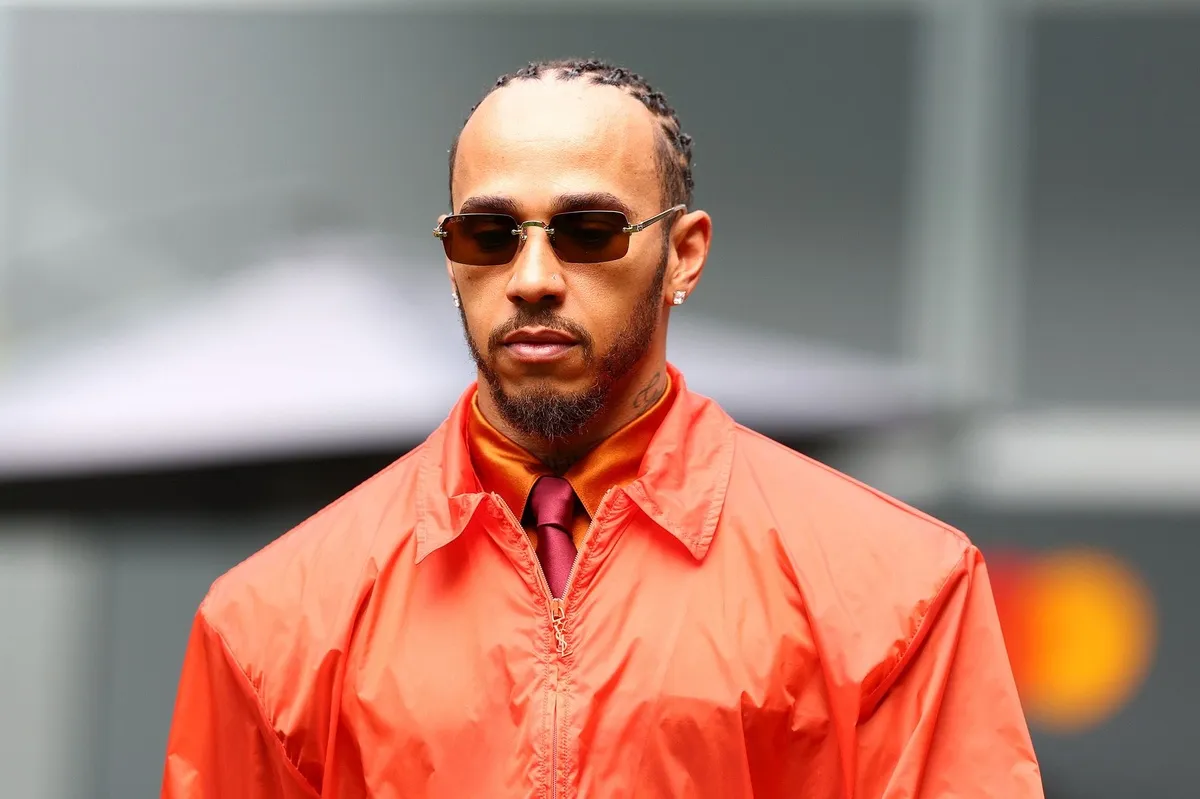 สลัดมาดนักแข่งมาเป็นนายแบบ! Lewis Hamilton จัดเต็มลุค Saint Laurent สุดจี๊ด บุกรันเวย์ Miami GP
