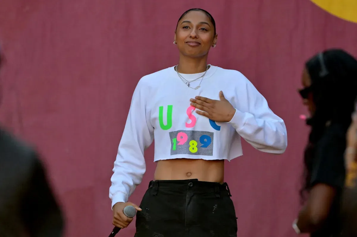 การประเมินความเสี่ยงทางกายภาพ: Juju Watkins กับการฟื้นฟูภาวะเอ็นไขว้หน้าฉีกขาดและการคำนวณภาระหนี้สิน