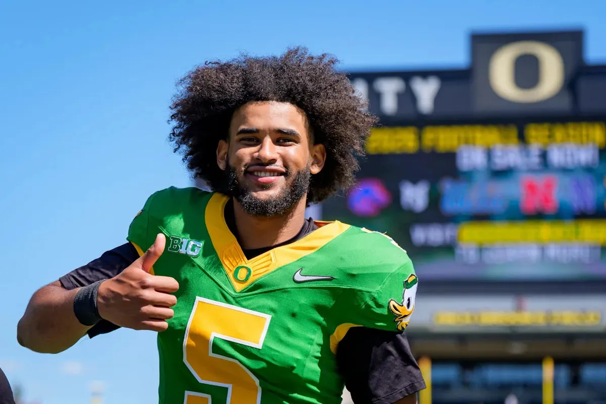 พรรณไม้แห่ง Eugene ผลิบาน: Oregon Ducks ยึดครองพื้นที่ในกระดานจำลอง NFL Draft ปี 2027