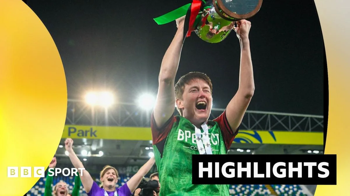 Glentoran แชมป์ Challenge Cup ดวลจุดโทษชนะ Cliftonville 4-2 ที่ Windsor Park