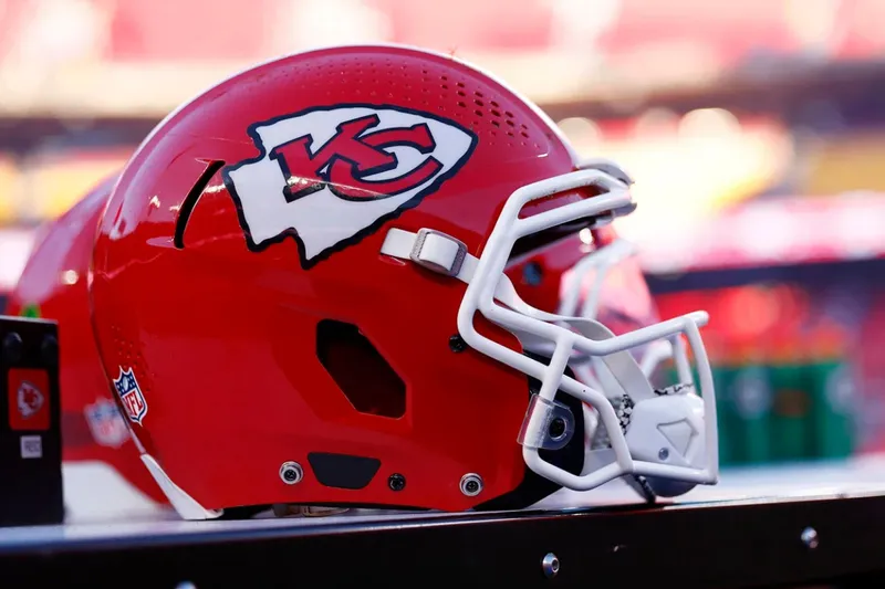 หน่ออ่อนจากสายพันธุ์ตำนาน: E.J. Smith หยั่งรากลึกลงสู่ผืนดินของ Kansas City Chiefs หลังฤดูกาลเก็บเกี่ยวที่เงียบเหงา