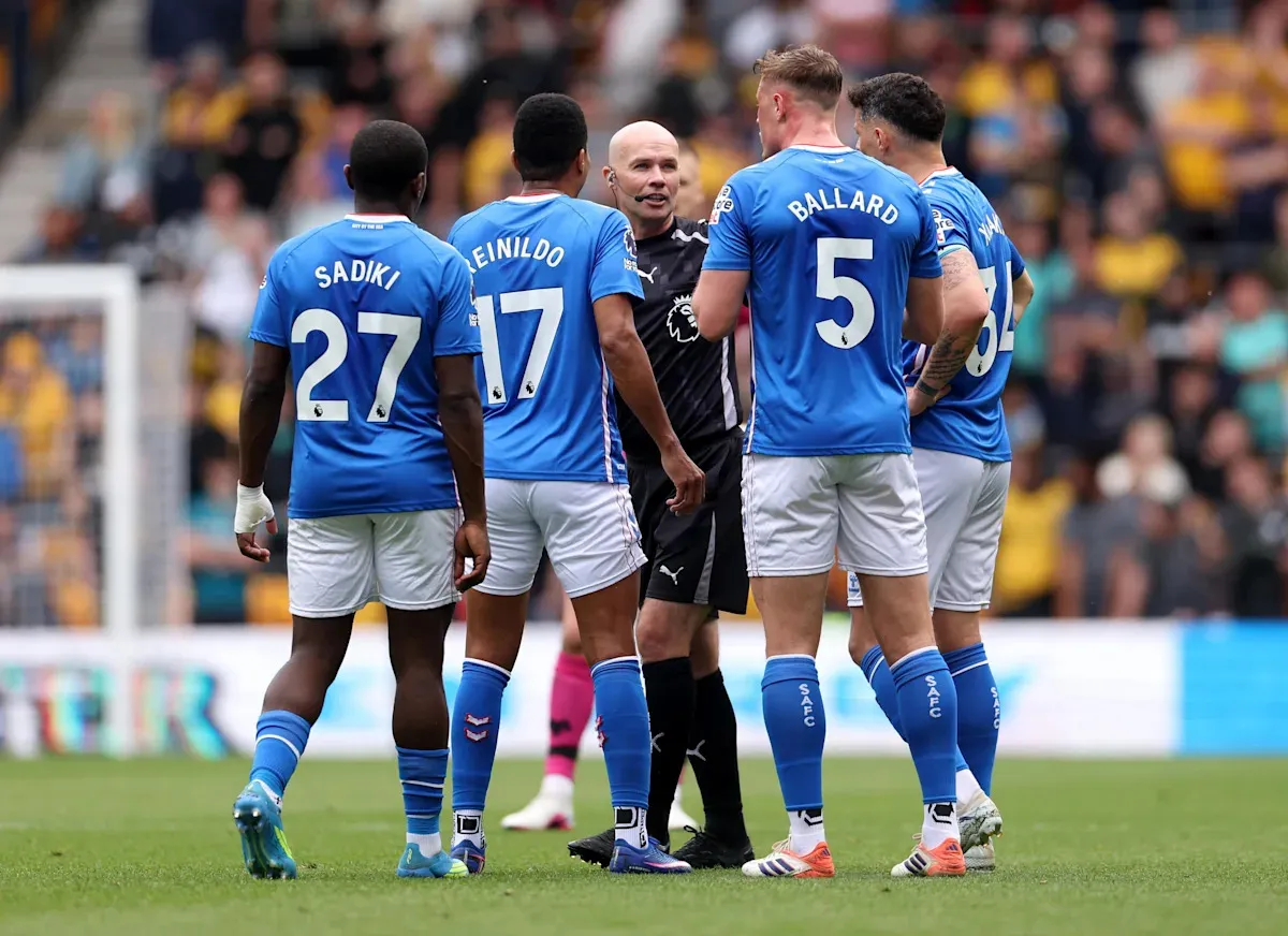 บทวิเคราะห์หลังเกม: Wolves ปะทะ Sunderland – เมื่อเส้นผมกลายเป็นชนวนเหตุ และความโกลาหลของ VAR