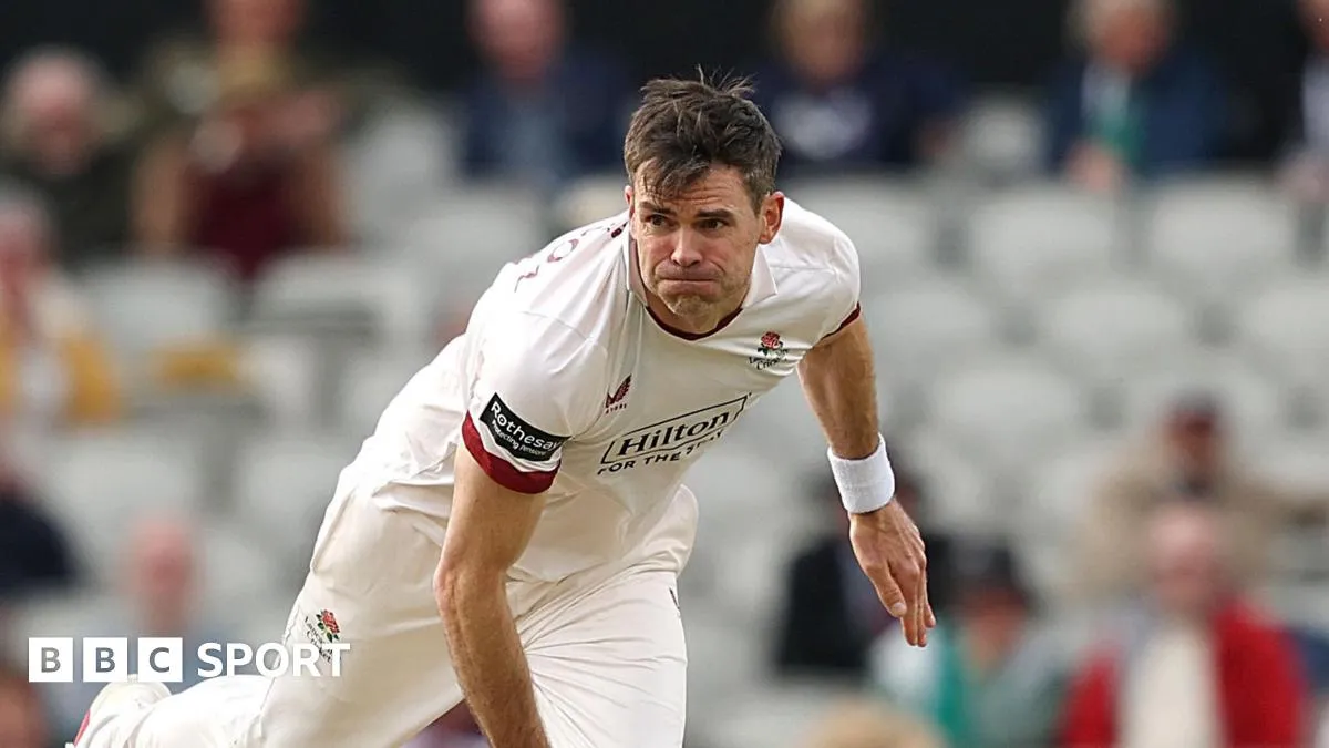 Anderson แผลงฤทธิ์หลัง Middlesex ทลายกำแพง Lancs: มหากาพย์แห่งหยาดเหงื่อและไอหมอกที่ Emirates Old Trafford