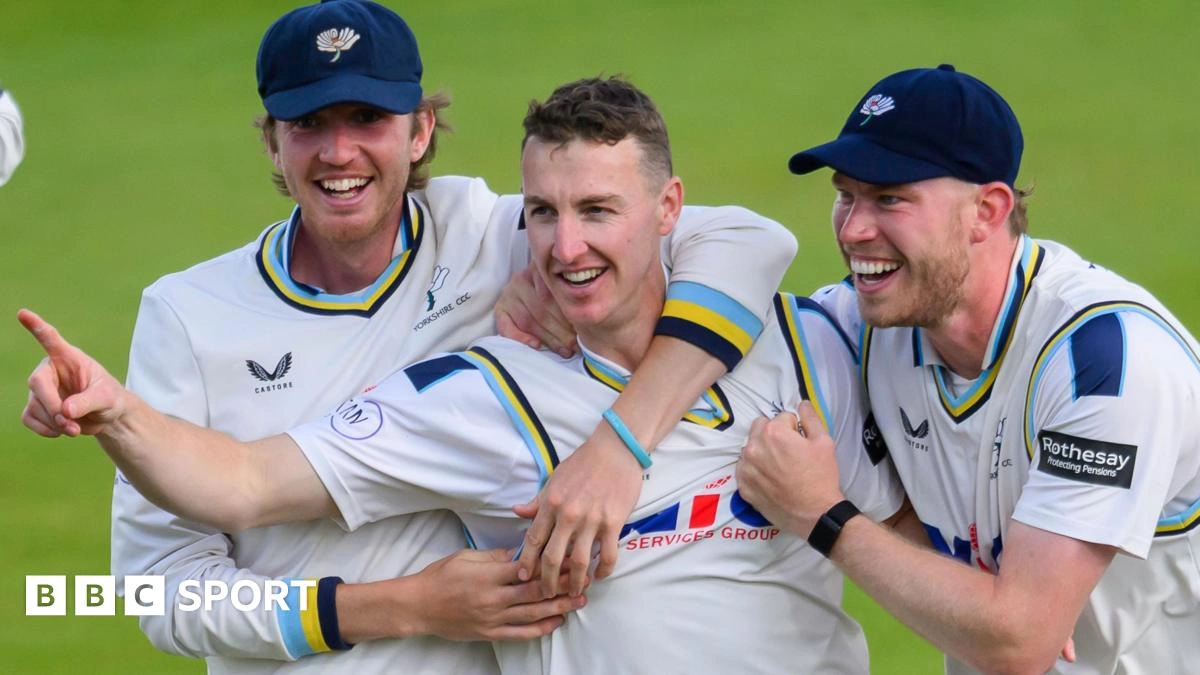 มหากาพย์ที่ Headingley: เมื่อ Harry Brook ร่ายมนตร์ด้วยลูกหนังสี Rosso Corsa สยบ Surrey จนมุม