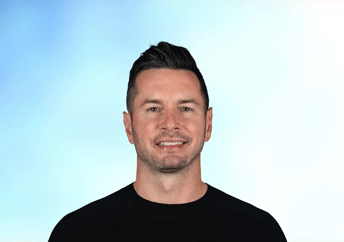 เบื้องหลังศอกพิฆาต: เมื่อ JJ Redick ออกโรงป้อง ‘จิตวิญญาณอันอ่อนโยน’ ของ Deandre Ayton