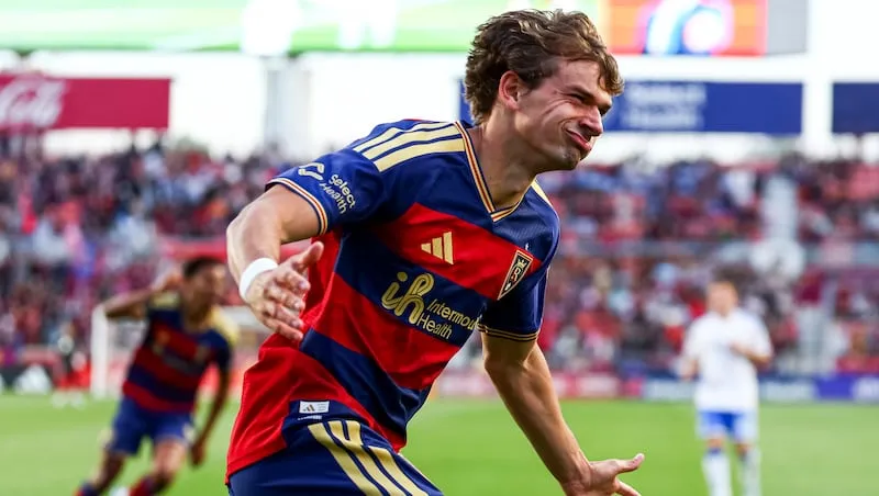 บทเพลงแห่งพฤกษาที่ America First Field: เมื่อ Sergi Solans ผลิบานเป็นสองเท่าในค่ำคืนที่ San Diego FC ร่วงโรย