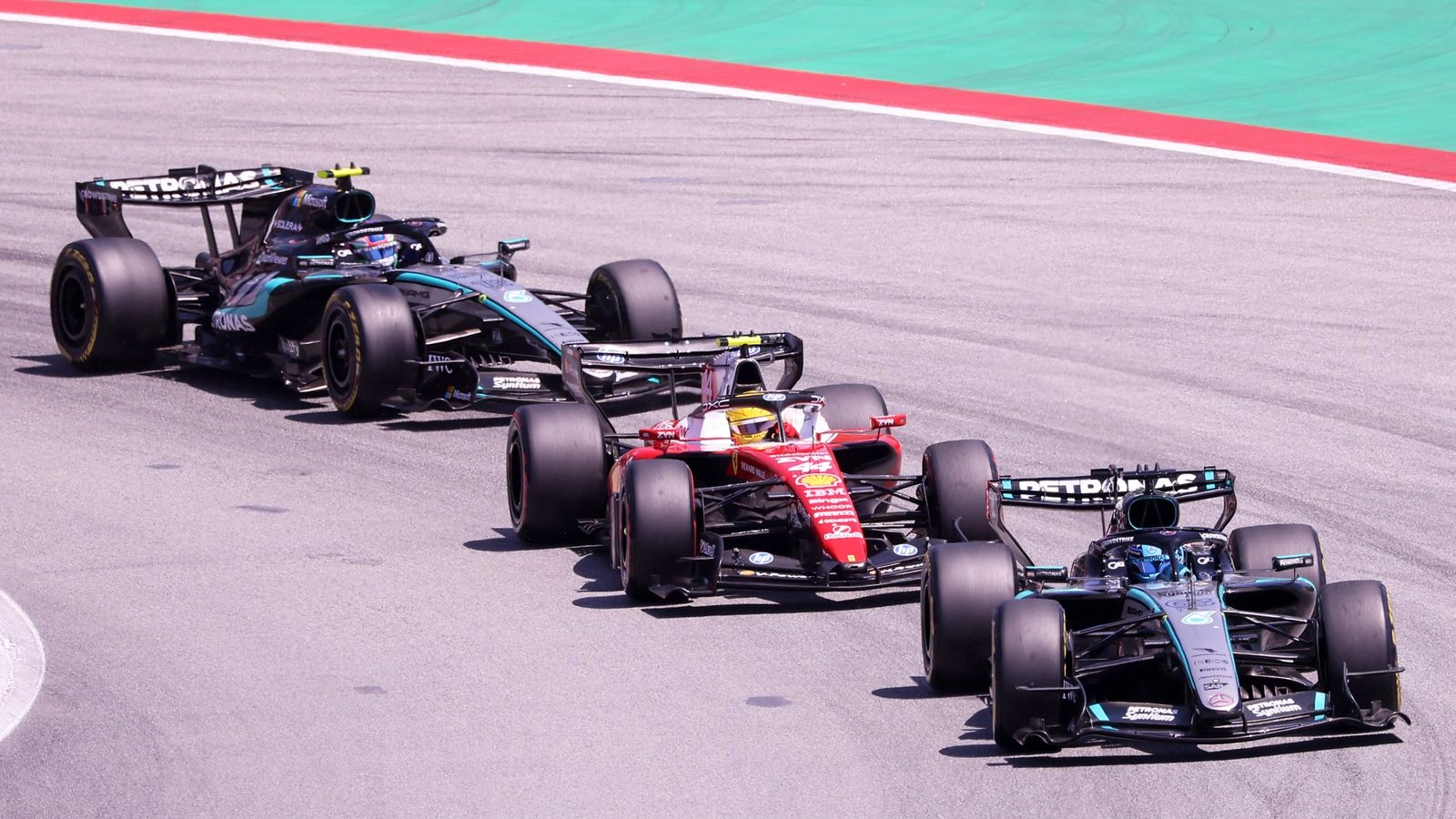 Mercedes ปรับกลยุทธ์ศึกสายเลือด! Antonelli-Russell เตรียมเลิกบวกกันเองหลัง Lewis Hamilton จี้ติดตารางคะแนน