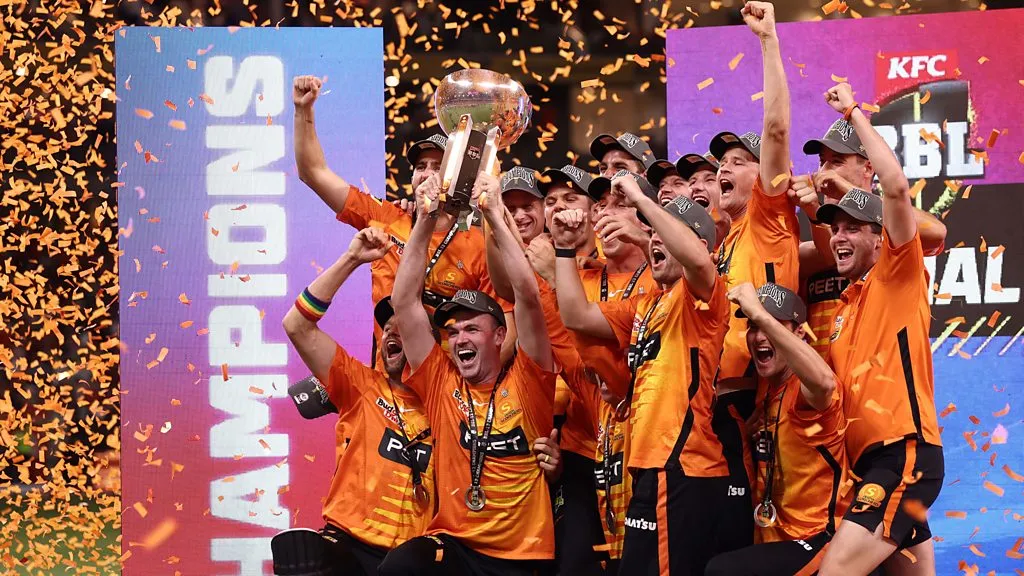 มหากาพย์การชิงชัยเหนือผืนหญ้า: Big Bash League ควรเปิดประตูรับเม็ดเงินจาก IPL หรือไม่?