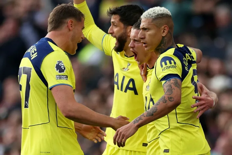 รอดตายหวุดหวิด! Spurs บุกตบเด็ก Villa ขยับพ้นโซนแดงแบบหล่อๆ