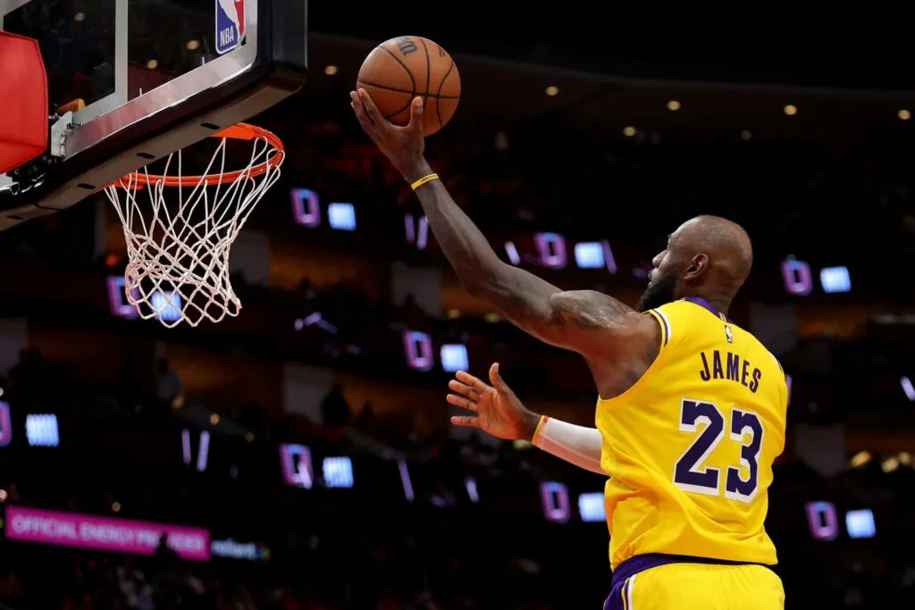 วิเคราะห์ดัชนีประสิทธิภาพ 28 แต้มของ LeBron James: การปิดความเสี่ยงใน Game 6 และนัยสำคัญต่อเพดานเงินปี