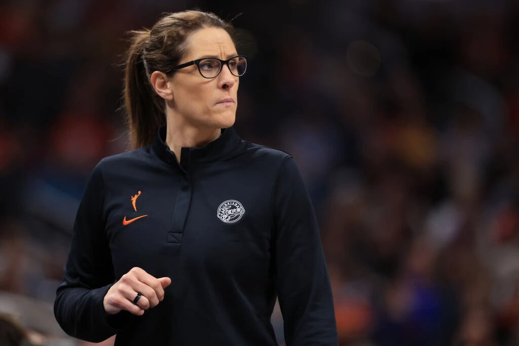 เสียงหัวเราะเยาะท่ามกลางพายุ: เมื่อ Stephanie White เมินคำเตือนจาก WNBA เรื่องอาการบาดเจ็บของ Caitlin Clark