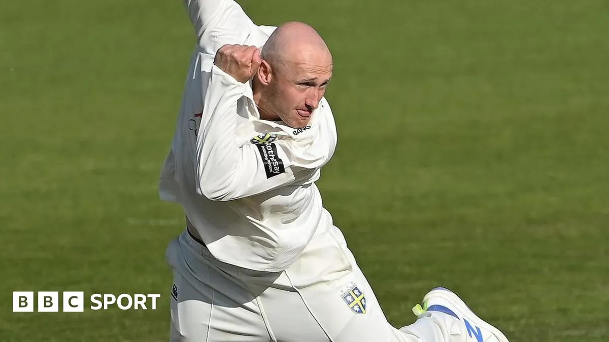 Durham กับการชำแหละโครงสร้างที่ผุพังของ Gloucestershire: ชัยชนะเหนือซากปรักหักพังด้วยระยะหนึ่งอินนิงส์และ 225 รัน