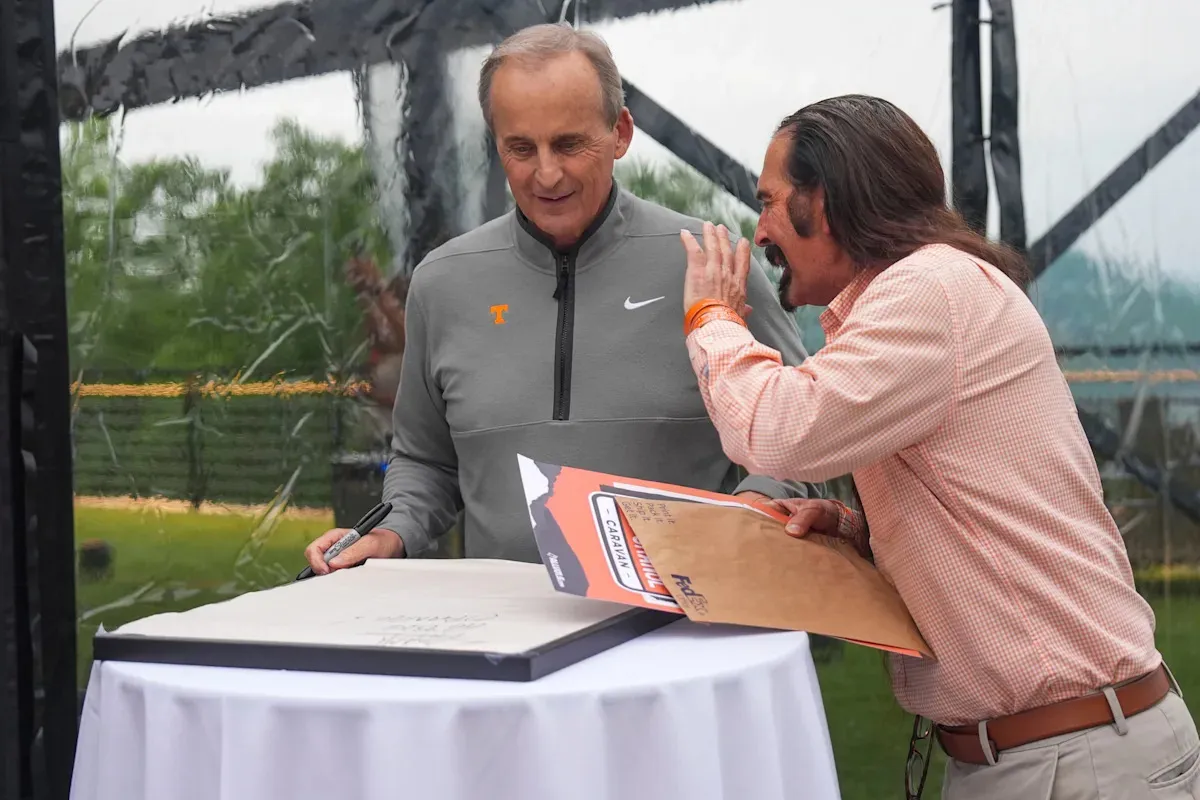 มิตรภาพเหนือกาลเวลา: เมื่อสายโทรศัพท์จาก Rick Barnes ถึง Tom Izzo นำมาซึ่งบิ๊กแมตช์ระหว่าง Tennessee และ Michigan State