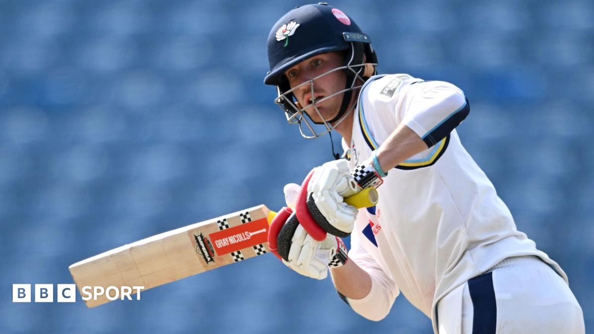 George Hill พา Yorkshire ตั้งหลักก่อนฝนขัดจังหวะกับ Leicestershire