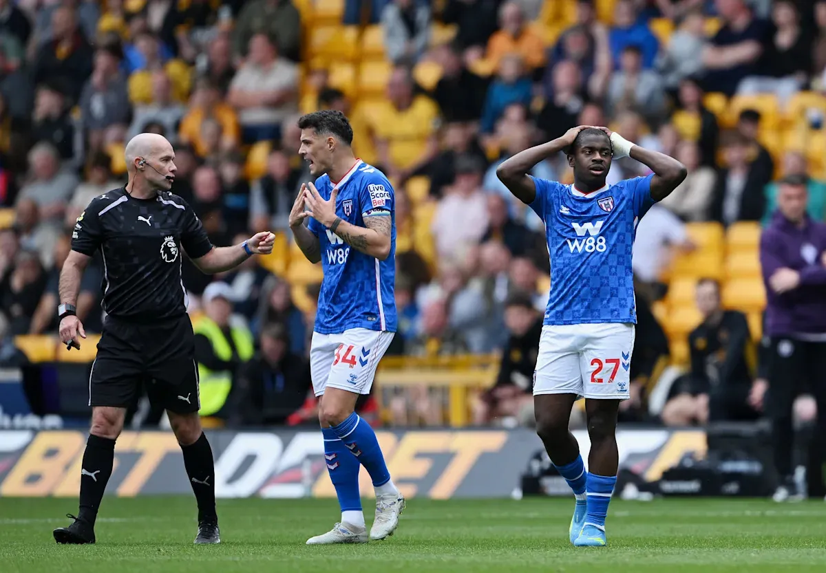 กระชากวิญญาณที่ Molineux: เมื่อ Dan Ballard สิ้นสติภายใต้แสงไฟสีเลือดหมู