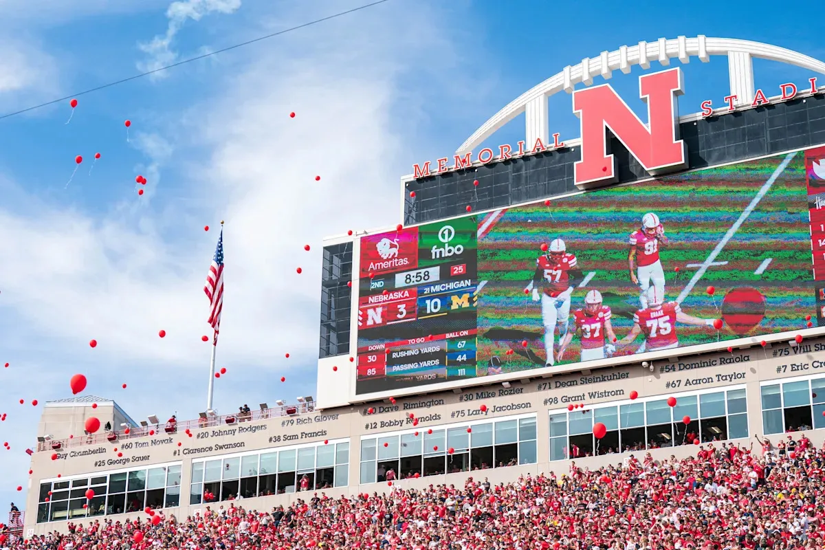 Memorial Stadium กับการศัลยกรรมราคา 600 ล้านเหรียญ: เมื่ออิฐเก่าพยายามปกปิดรอยร้าว