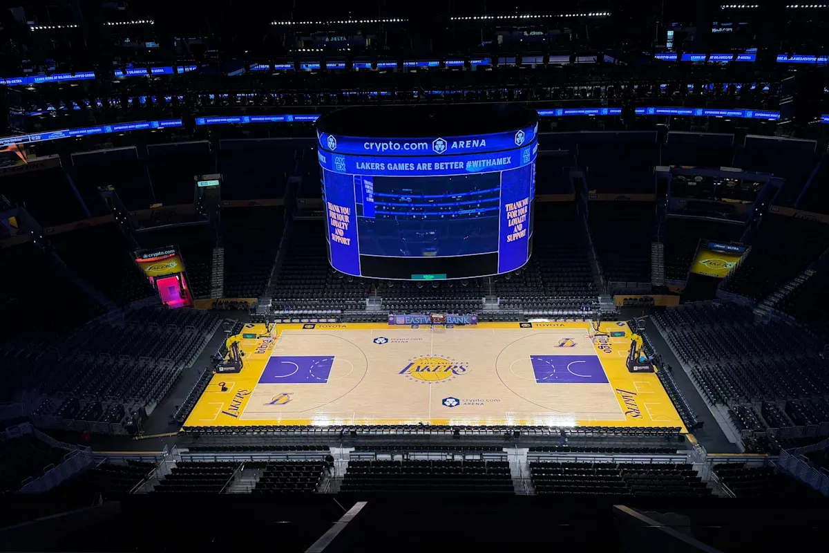 หลังพิงฝาในค่ำคืนที่ไร้ทางถอย: Lakers เผยรายชื่อผู้เล่นบาดเจ็บก่อนดวล Thunder ในเกมที่ 4