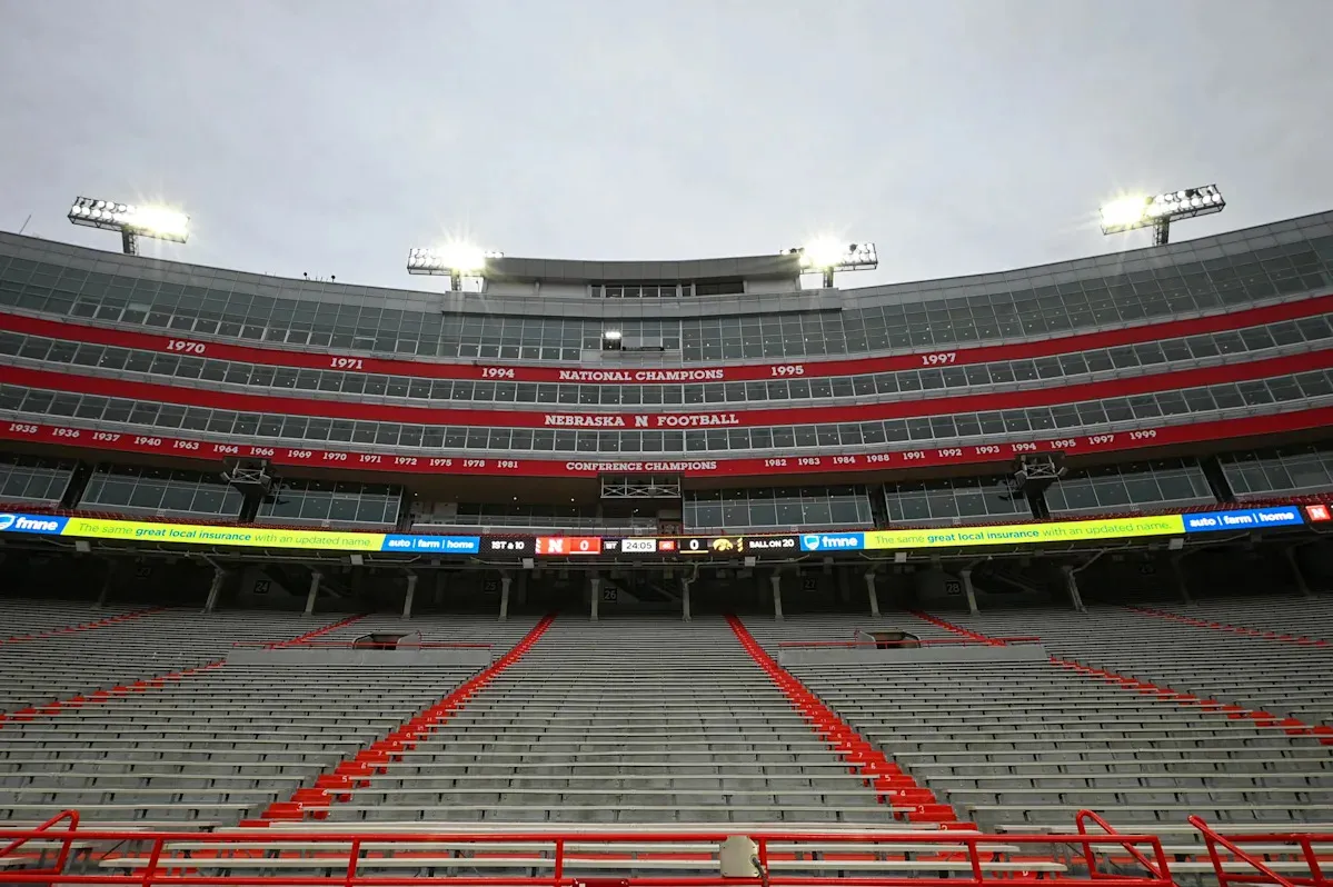 ปฐมบทแห่งการปฏิรูป: เมื่อ Memorial Stadium กลายเป็นวิหารแห่งกลศาสตร์ และเส้นทางสู่ NFL ของเหล่าขุนพล Huskers