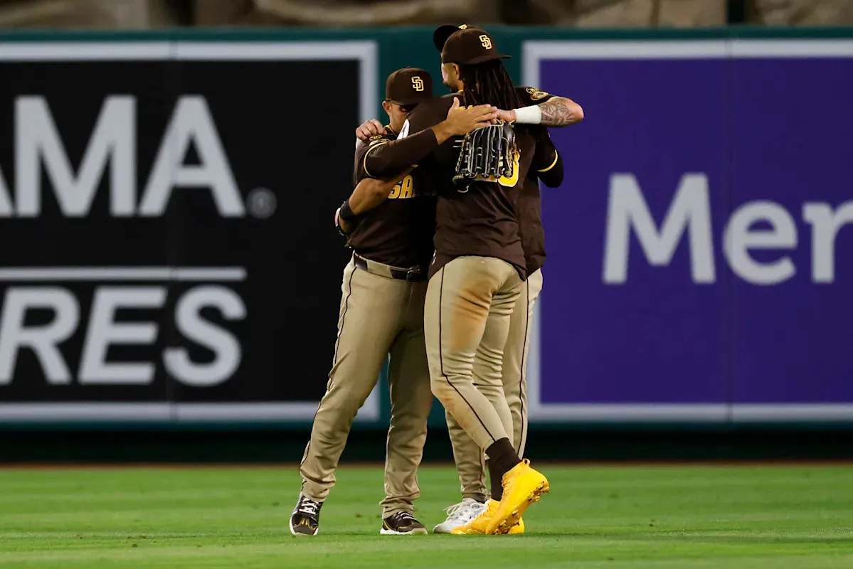 คราบเหงื่อและรอยถลอก: Padres บดขยี้ Angels ในค่ำคืนที่ Anaheim